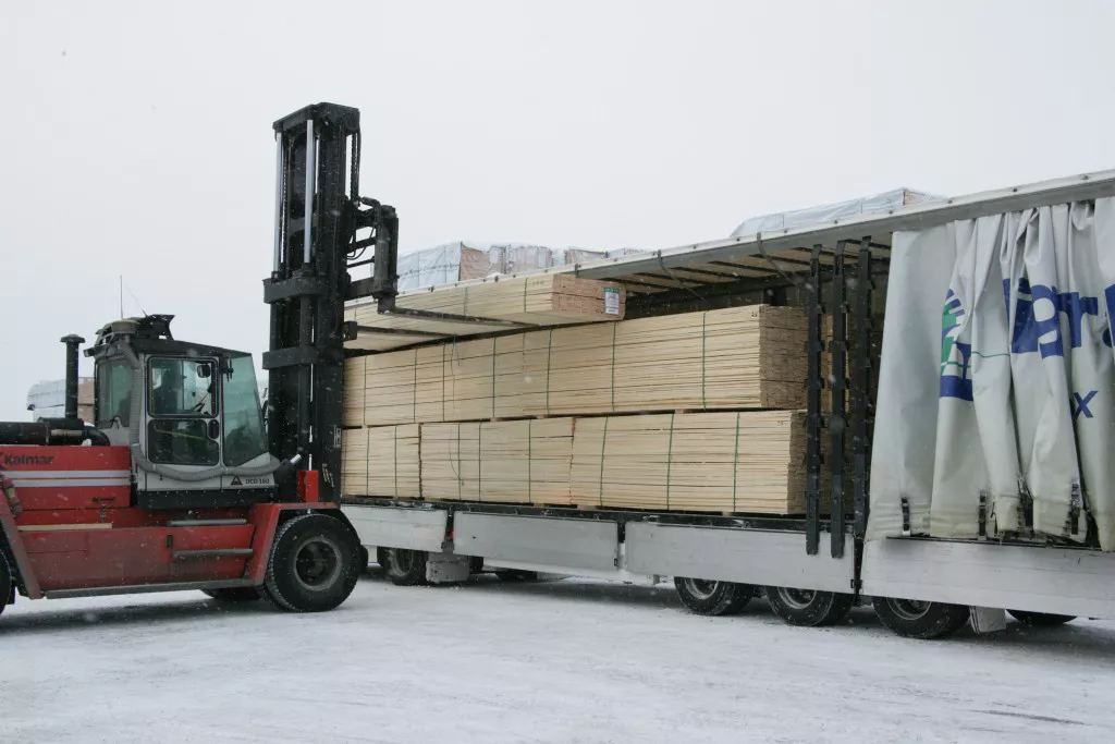 vrachtwagen trailer die wordt ingeladen